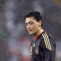 Oezil, Antara Chelsea dan MU