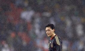 Oezil, Antara Chelsea dan MU