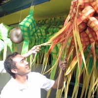 Jelang Puasa, Ketupat Raksasa Diburu di Kuta