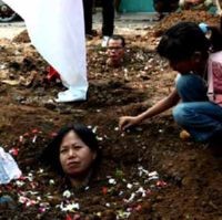 4 Warga Rawasari Tetap Bertahan Lakukan Aksi Kubur Diri