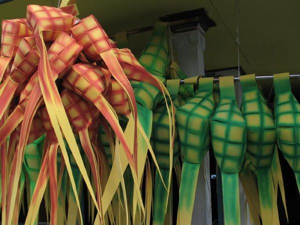 Ketupat Raksasa Sambut Lebaran