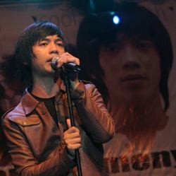 DMasiv Konser Amal di Tengah Rintik Hujan