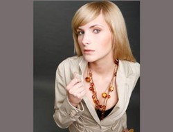 Tips Tampil Gaya Dengan Blazer Putih 