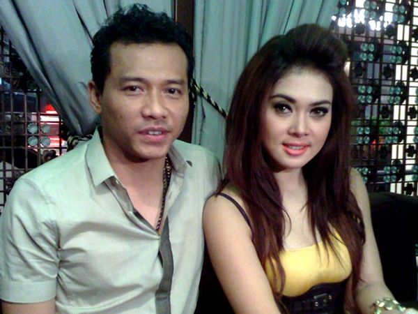 Anang-Syahrini Berbagi Senyum