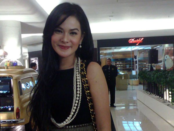 Astrid Tiar Berkalungkan Mutiara