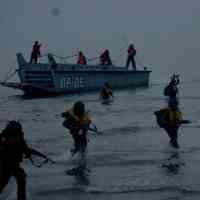 Marinir AAL Rebut Pantai Karang Pandang yang Dikuasai Musuh