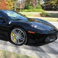 Christina Aguilera Ajak Keluarga Belanja di Showroom Ferrari