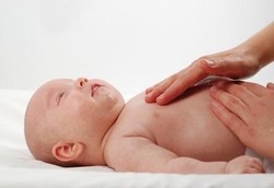 Mengatasi Perut Kembung Pada Bayi