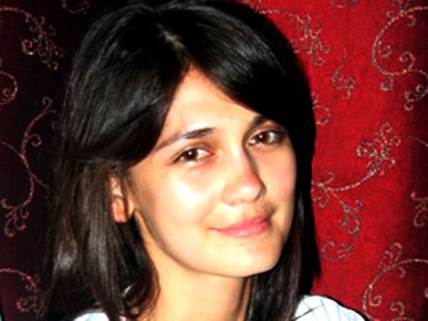 Luna Maya Berusaha Tersenyum