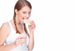 Minum Saat Sedang Makan Tak Bikin Gemuk