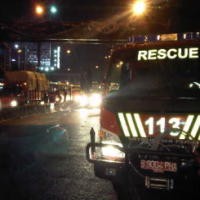 Petugas Damkar Evakuasi Potongan Atap Jembatan Roboh di Lebak Bulus