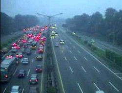 Toyota Kijang Terbalik di Km 35 Tol Cikampek, Lalin Tersendat