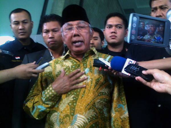 Bachtiar Chamsyah Ditahan