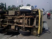 Truk Terbalik di Flyover Tanjung Barat