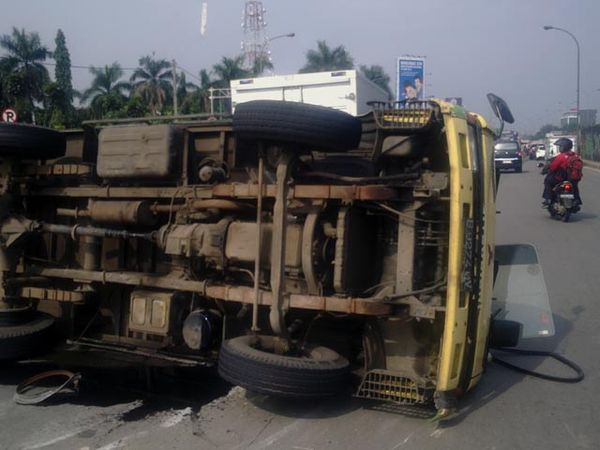Truk Terbalik di Flyover Tanjung Barat