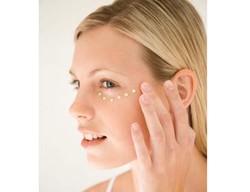 Trik Memilih Krim Mata yang Tepat