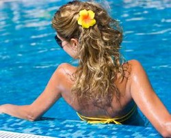 Cara Melindungi Rambut Saat Berenang