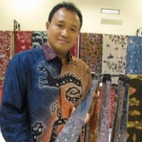 Dasi Batik Komar yang Nyentrik
