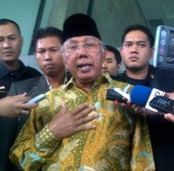 Ical dan Akbar Tandjung Jenguk Bachtiar Chamsyah di Cipinang