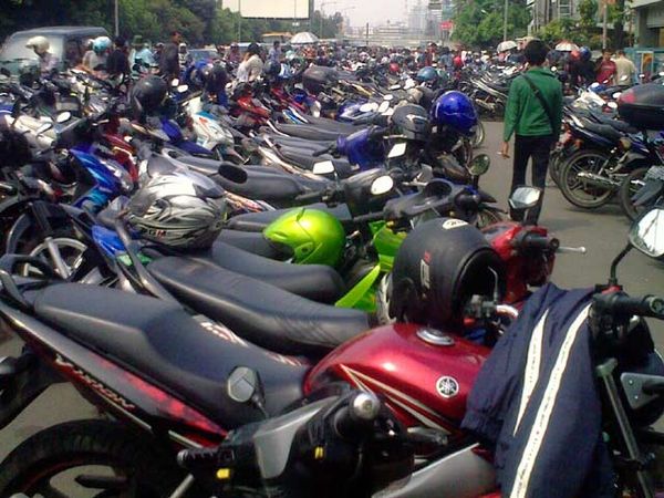 Ribuan Motor Penuhi Jl Gadjah Mada