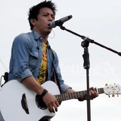 Fans Rela Hujan-hujanan Demi Kunjungi Ariel