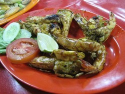 Makan Udang dan Ikan Bakar di Bengkel