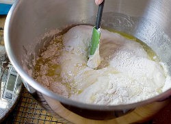 Mengaduk Adonan Muffin