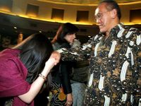 Nia Ramadhani Cium Tangan Mertua