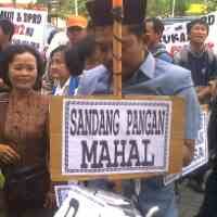 Aksi Teatrikal Guru Tuntut Tunjangan Dilarang Polisi