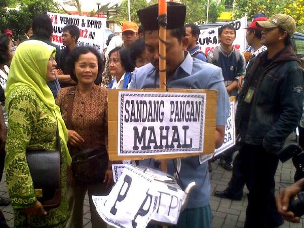 Ratusan Guru Tuntut Tunjangan