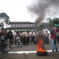 Kecewa TDL Naik, Mahasiswa Bakar Ban di Depan Gedung Sate
