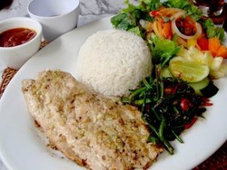 Senyum Bu Wayan Bikin Masakannya Tambah Lezat