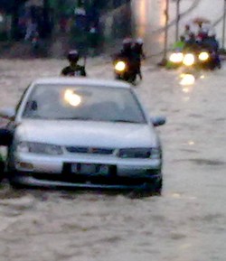 Terjebak Macet, Pemotor Bongkar Separator Busway di Warung Buncit