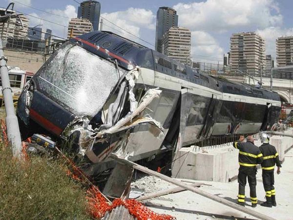 KA Tergelincir 1 Orang Tewas