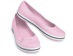 Bergaya di Musim Hujan Dengan Crocs