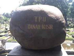 Dipadati Peziarah, TPU Tanah Kusir Tambah Tenaga Kebersihan dan Keamanan