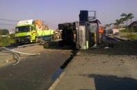 Truk Gandeng Terguling, Arus Lalin Tol Bekasi Arah Cawang Tersendat 