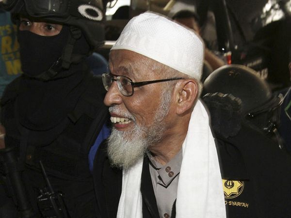 Baasyir Ditangkap Densus 88 Baasyir Ditangkap Densus 88