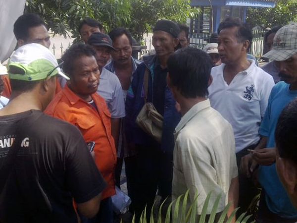 Ratusan Sopir Bus Berdemo