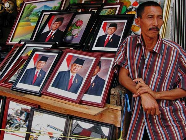 Bingkai Kayu Sepi Pembeli