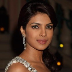 Priyanka Chopra Jatuh Saat Syuting Lari-lari di Tangga