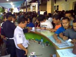  Stasiun Pasar Senen Diserbu Calon Pemudik 