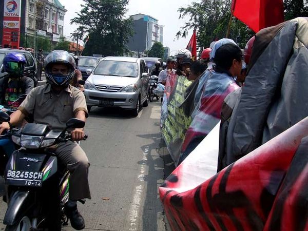 Buruh Berdemo, Buncit Raya Macet