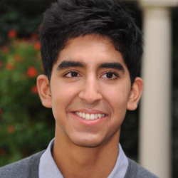 Telanjang Ditonton Keluarga, Dev Patel Trauma