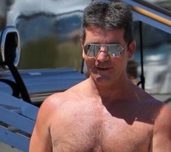 Simon Cowell Pede Bertelanjang Dada