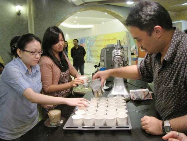 Kopi Plus Petit Fours Hmm... Yummy!