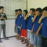 Kepergok Berjudi, 6 Pekerja Pabrik Minyak Ditangkap