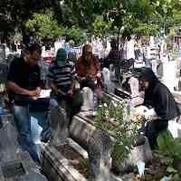 Jelang Puasa, Warga Surabaya Berziarah ke Makam Kerabatnya