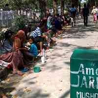 Meraup Untung Saat Musim Nyekar