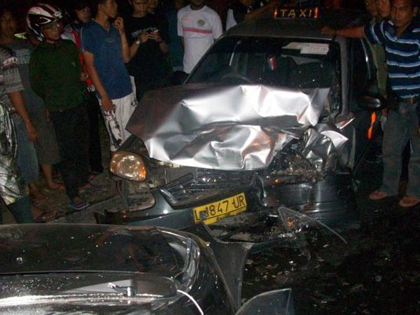 Innova Tabrak Taksi dan Motor